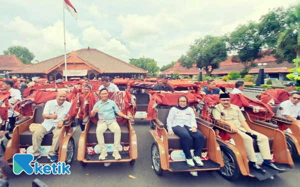 Thumbnail Berita - Ringankan Tukang Becak di Cilacap Dalam Mencari Nafkah, Presiden Prabowo Beri Bantuan 180 Becak Listrik