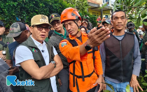 Thumbnail Berita - Bupati Bandung Kerahkan Seluruh OPD untuk Percepatan Pencarian 3 Korban Tertimbun Longsor