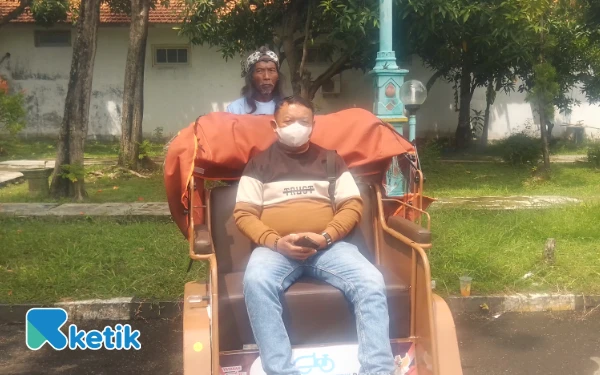 Thumbnail Berita - Suhadi, Penarik Becak Lansia Brebes Gembira Terima Becak Listrik Bantuan Presiden Prabowo