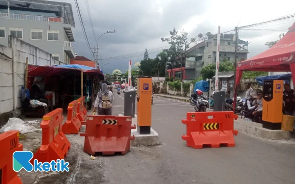 Thumbnail Berita - Pedagang Lansia Alun-alun Kota Batu Terimbas Gate Parkir: Lapak Es Dibongkar, Jualan Libur Tanpa Kejelasan