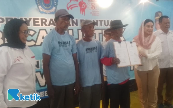 Thumbnail Berita - Presiden Prabowo Salurkan Bantuan Becak Listrik kepada Pengayuh Becak Brebes