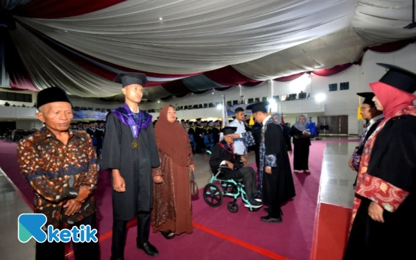 Thumbnail Berita - Momen Haru di Wisuda XL, UTM Kukuhkan Dua Lulusan Disabilitas