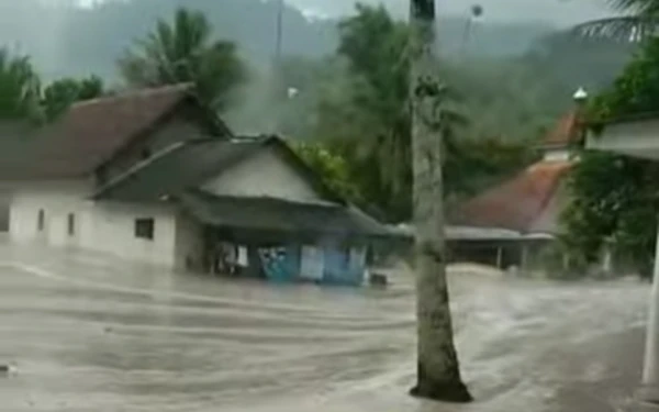 Lahar Material Semeru Landa Dusun Sumberlangep, 137 KK Mengungsi