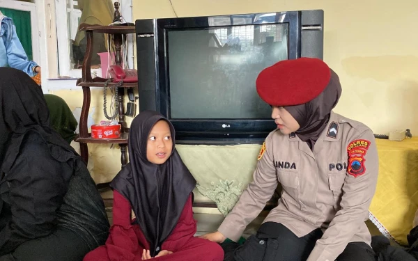 Thumbnail Berita - Polisi Baret Merah Sambangi Panti Asuhan Al Fitroh Bojongbata Pemalang, Sahara Termotivasi Jadi Polwan