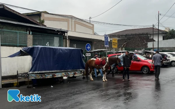 Thumbnail Berita - Kisah Bu Rah, Berjuang Pertahankan Odong-Odong di Tengah Pemasangan Portal Parkir Alun-Alun Kota Batu