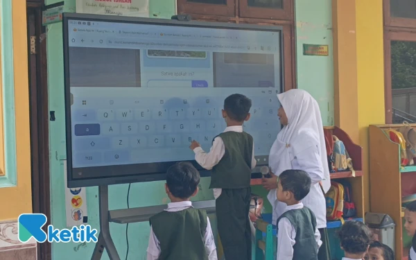 Thumbnail Berita - TK di Gresik Sudah Terapkan Pembelajaran Gunakan Interactive Flat Panel Presiden Prabowo