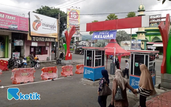 Thumbnail Berita - Pengamat Pariwisata Tegaskan Portal Parkir Otomatis Alun-Alun Batu Tak Boleh Rugikan Warga