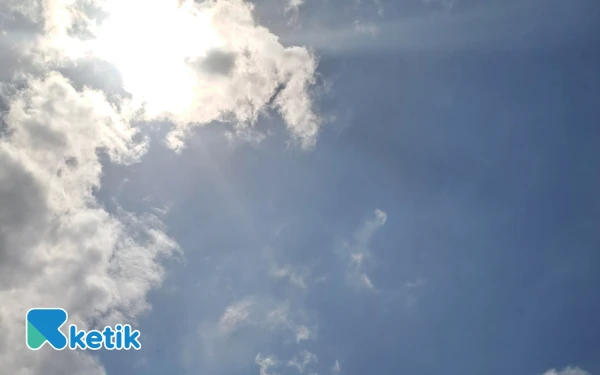 Thumbnail Cuaca Kota Jakarta 9 Desember 2025 Diprakirakan Berawan, Sejumlah Kota Lainnya Hujan Ringan