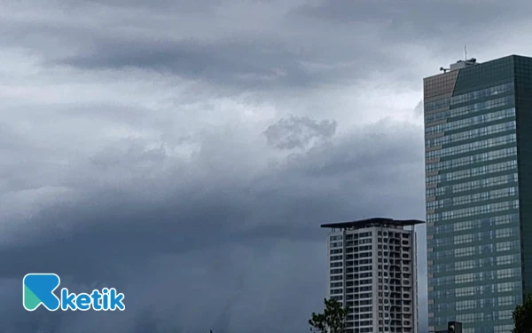 Thumbnail Cuaca Kota Surabaya 9 Desember 2025 Diprakirakan Hujan Ringan, Kota Mojokerto Hujan Petir