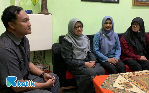 Thumbnail Berita - Menu MBG di Blitar Viral Berisi Telur Mentah Dirapel Tiga Hari: Sekolah dan Penyedia Saling Bantah, Publik Kian Resah