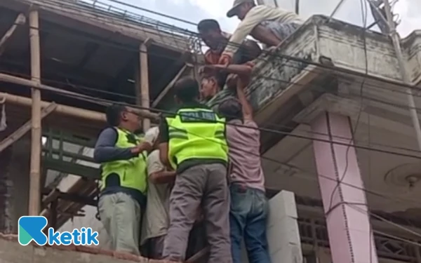 Thumbnail Berita - ‎Dua Pekerja Bangunan Tersengat Listrik di Brebes ‎