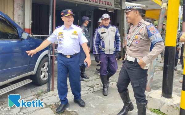 Thumbnail CBD Bondowoso Ditertibkan, Parkir Liar dan PKL Langgar Aturan Jadi Sasaran Operasi Gabungan