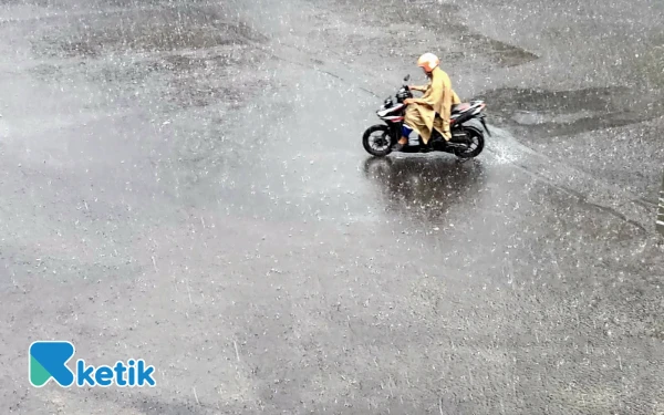 Thumbnail Kota Surabaya Diprakirakan Hujan Petir, Nganjuk Hujan Ringan 10 Desember 2025, Cek Info Cuaca Jawa Timur