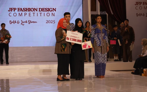 Thumbnail Berita - Sleman Pamerkan Kekuatan Batik dan Lurik, 15 Desainer Muda Nasional Perebutkan Mahkota Jogja Fashion Parade 2025