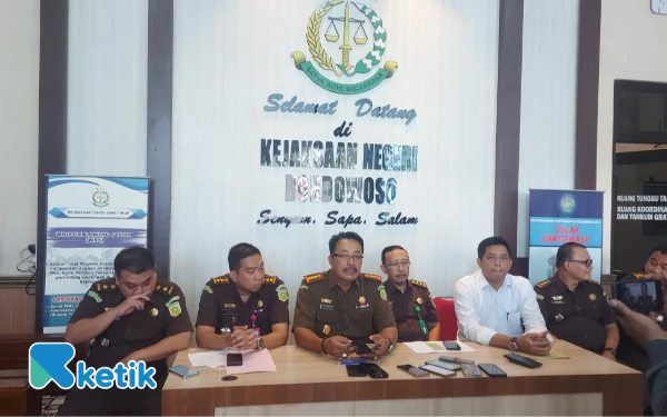 Thumbnail Dana Desa Raib Rp2,2 Miliar, Eks Kades dan Bendahara Padasan Bondowoso Digiring Jadi Tersangka