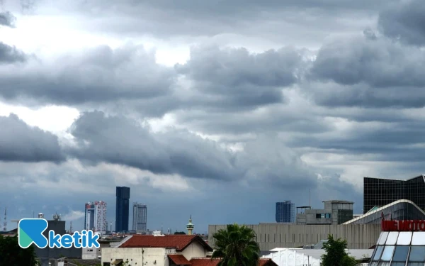 Thumbnail Kota Surabaya Diprediksi Hujan Petir Hari Ini! Cek Daerahmu Sekarang