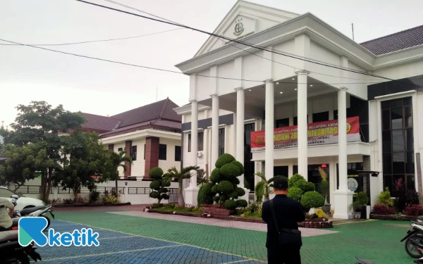 Thumbnail Berita - Eks Pj Bupati Sampang dan Dua Anggota DPRD Diperiksa Kejari Soal Dugaan Korupsi 19 Proyek Pendidikan