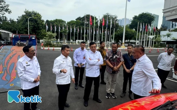 Thumbnail Berita - Menko Polkam Kirim Bantuan 4 Ton Pakaian dan Satu Unit Mobil Water Treatment ke Aceh