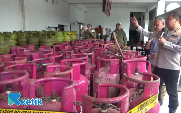 Thumbnail Pelaku Pengoplos Bright Gas dengan Elpiji Subsidi Ditangkap Polrestabes Surabaya