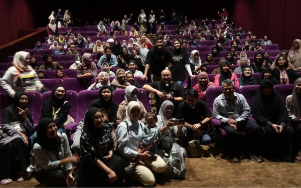 Thumbnail Penonton Membeludak, Malang Strudel Ajak Nobar Perdana Film Mengejar Restu