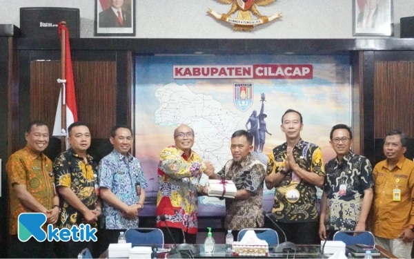 Thumbnail Berita - BPN Cilacap Serahkan 354 Sertifikat Tanah Aset Pemda kepada Pemerintah Daerah