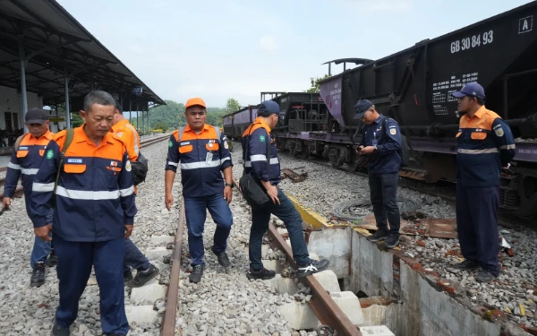 Thumbnail Berita - Jelang Libur Nataru, KAI Inspeksi Jalur Rel Kereta Demi Keselamatan Perjalanan