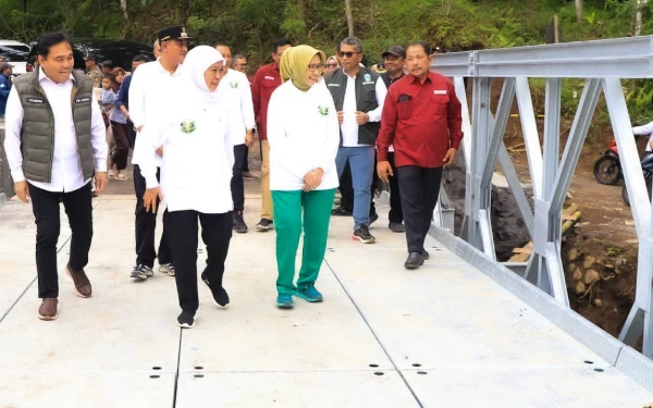 Thumbnail Gubernur Khofifah Pastikan Dua Jembatan di Kecamatan Senduro Lumajang Selesai Akhir Tahun