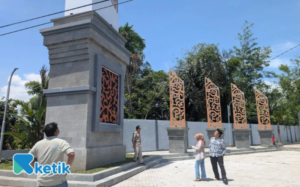 Komisi C DPRD Jombang Sidak Tugu Rp1 Miliar yang Rontok