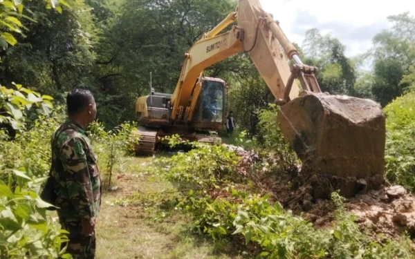 Thumbnail Berita - ‎Peduli Lingkungan, TNI Bancar Tuban Wujudkan Normalisasi Kali Sowan ‎