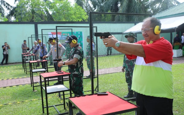 Thumbnail Berita - Taufi Zainal Abidin Bersama Forkopimda Ikuti Eksibisi Menembak Executive 2025