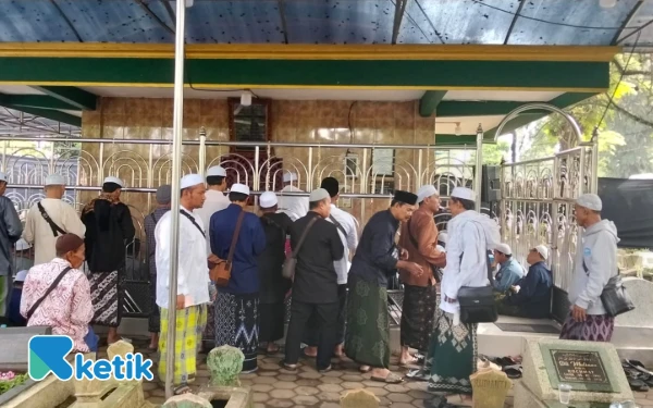 Thumbnail Ribuan Peserta Hadiri Haul Imamain 2025 di TPU Kasin Malang, Ada Jamaah dari Malaysia dan Singapura