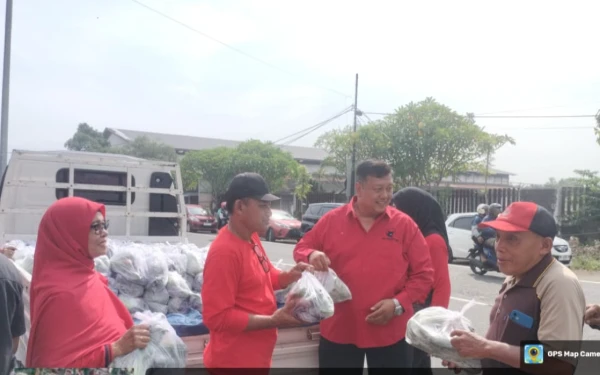 Thumbnail Berita - Aksi Sosial PDI Perjuangan Kediri, Ratusan Paket Sayur dan Makanan Bergizi Dibagikan ke Warga