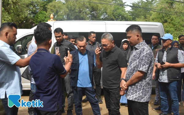 Thumbnail Berita - Zulhas Tinjau Pengungsi di Langsa, Salurkan Bantuan dan Pastikan Stok Pangan