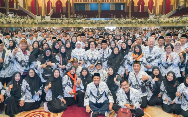 Thumbnail Khofifah Tegaskan Guru Penentu Karakter Generasi Emas, Kunci Jatim Pertahankan Prestasi Nasional