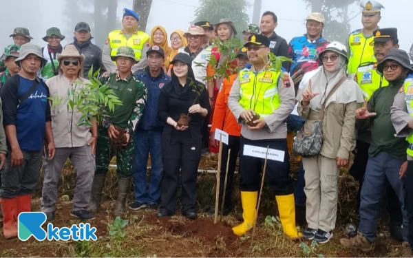 Thumbnail Berita - Jaga Kelestarian Hutan Gunung Slamet! Forkopimda Brebes dan Relawan Tanam 1000 Pohon