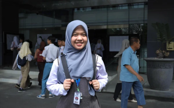 Thumbnail Cita-Cita Sejak Kelas 11 SMA, Azza Rela Terbang dari Palembang ke Surabaya Demi Masuk FK Unair