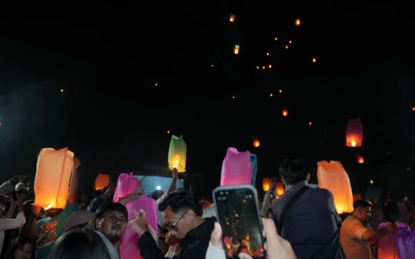 Thumbnail Berita - Ratusan Lampion Menerangi Langit Tegal, Cacaban Ekraft Festival 2025 Edisi Ke-4 Sukses Digelar