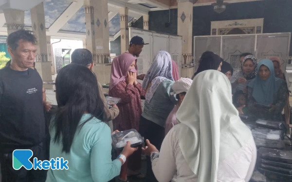 Thumbnail Hujan Tak Hentikan Langkah Komunitas Sejoli dan Ketik.com Berbagi Sarapan bagi Penunggu Pasien RSUP Dr Sardjito