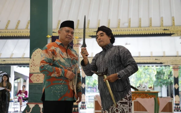Thumbnail Berita - Bupati Sleman Lantik Pengurus Lar Gangsir, Perkuat Komitmen Pelestarian Tosan Aji Warisan UNESCO