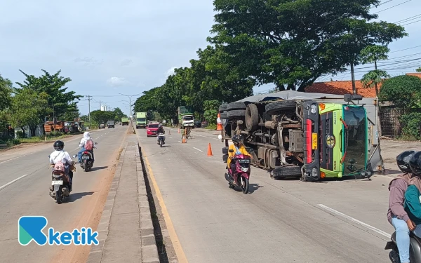 Diduga Sopir Mengantuk, Truk Boks Terguling Tutupi Satu Lajur Pantura Pemalang