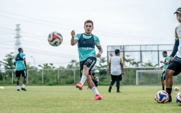 Thumbnail Uston Nawawi Ungkap Kekurangan Persebaya Sebelum Lawan Borneo FC