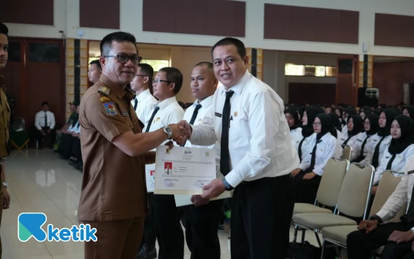 Thumbnail Berita - Bagikan 1.200 Sertifikat PPPK, Bupati Bandung: Hilangkan Pandangan Birokrasi Lambat