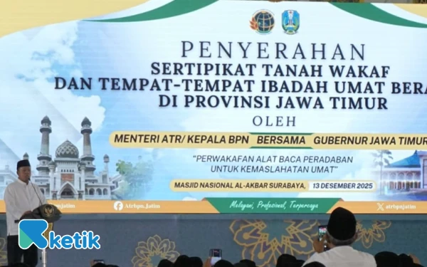 Thumbnail Berita - Menteri ATR/BPN dan Gubernur Jatim Serahkan 2.532 Sertipikat Tanah Wakaf dan Rumah Ibadah.