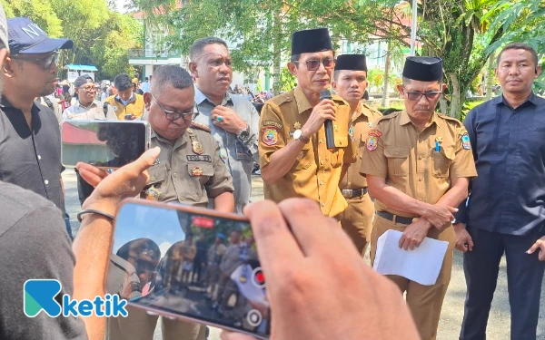 Thumbnail Berita - Wabup Halsel Helmi Umar Muchsin Paparkan Kebijakan Pengelolaan Sampah Berbasis Lingkungan di Hadapan Massa Aksi Samurai