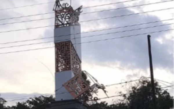 Thumbnail Berita - Tugu Rp1 Miliar di Jombang Rontok, Aktivis Soroti Prioritas dan Pengawasan Pembangunan