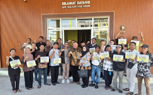 Thumbnail Berita - Cak Hadi Beri Bantuan Puluhan Penjaga Budaya di Kediri, Perkuat Eksistensi di Tengah Globalisasi