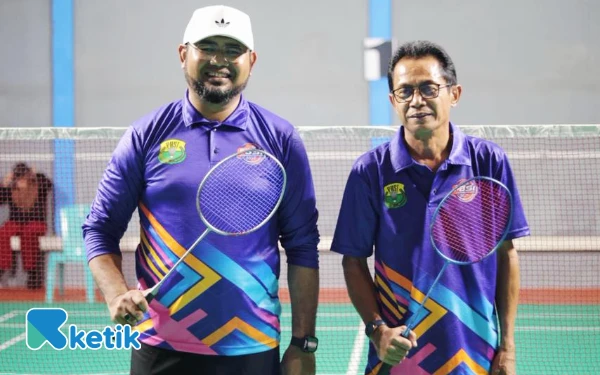 Thumbnail Berita - Bassam dan Helmi Bertukar Smash, Kejurda PBSI CUP 2025 Resmi Bergulir di Halsel