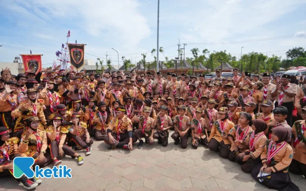 Thumbnail Berita - Wali Kota Ning Ita Lantik 1.378 Pramuka Garuda Mojokerto, Cetak Generasi Teladan