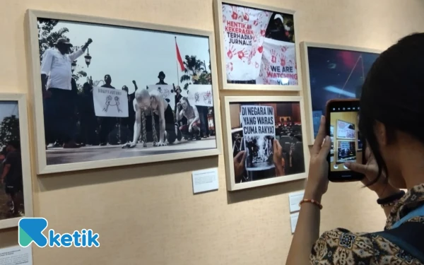 Thumbnail Berita - Rangkum 2025 dalam Lensa! Antara Jatim Gelar Pameran 64 Foto Jurnalistik Paling Ikonik