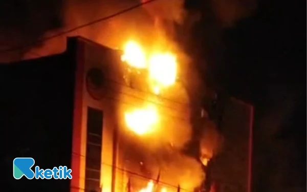 Thumbnail Berita - Breaking News! Toko Top Senyum 5000 di Km 9 Sorong Terbakar, Ini Kata Saksi di TKP